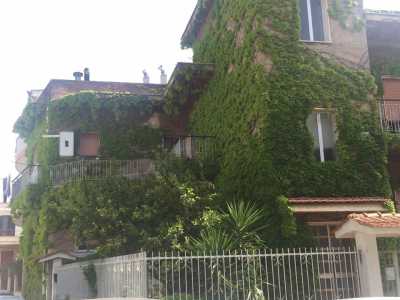 Il palazzo ricoperto di foglie in via Salvemini a Grumo Appula